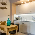 Nautilus Charm Center With Veranda דירה *
